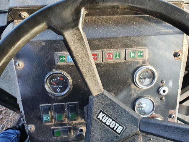 830831-14 KUBOTA B8200 HST D 4WD -1990
