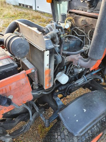 830831-16 KUBOTA B8200 HST D 4WD -1990