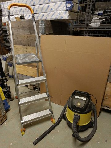825818-1 Industrial vacuum cleaner and stair ladder