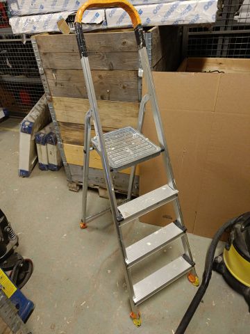 825818-2 Industrial vacuum cleaner and stair ladder