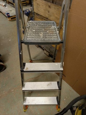 825818-3 Industrial vacuum cleaner and stair ladder