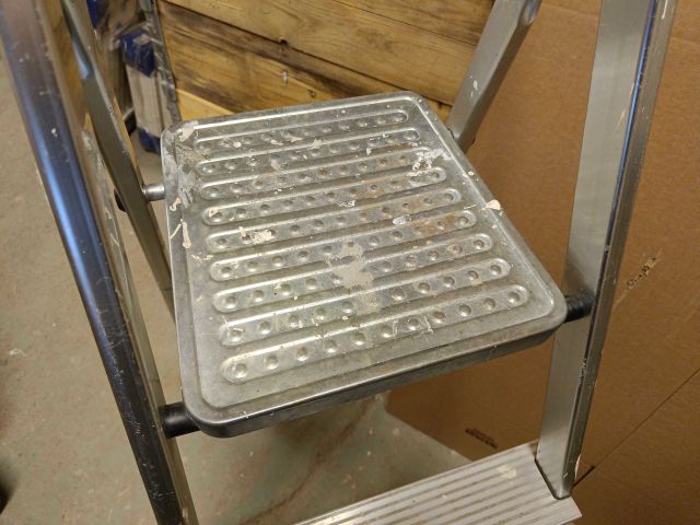 825818-4 Industrial vacuum cleaner and stair ladder