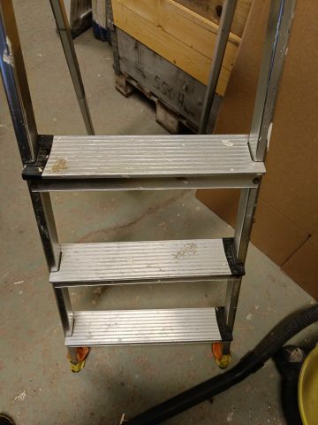825818-5 Industrial vacuum cleaner and stair ladder