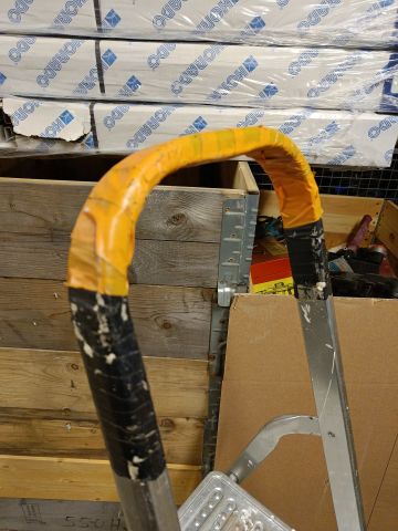 825818-6 Industrial vacuum cleaner and stair ladder