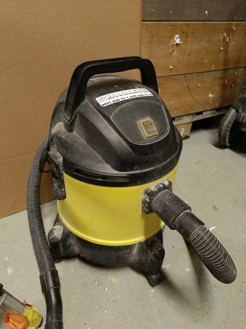 825818-7 Industrial vacuum cleaner and stair ladder