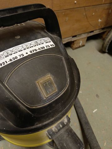 825818-8 Industrial vacuum cleaner and stair ladder