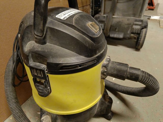 825818-9 Industrial vacuum cleaner and stair ladder