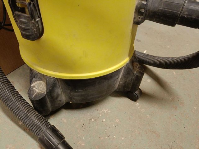 825818-10 Industrial vacuum cleaner and stair ladder