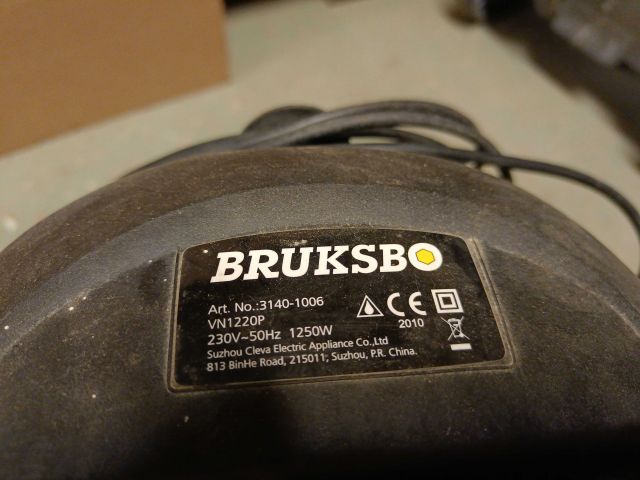 825818-12 Industrial vacuum cleaner and stair ladder