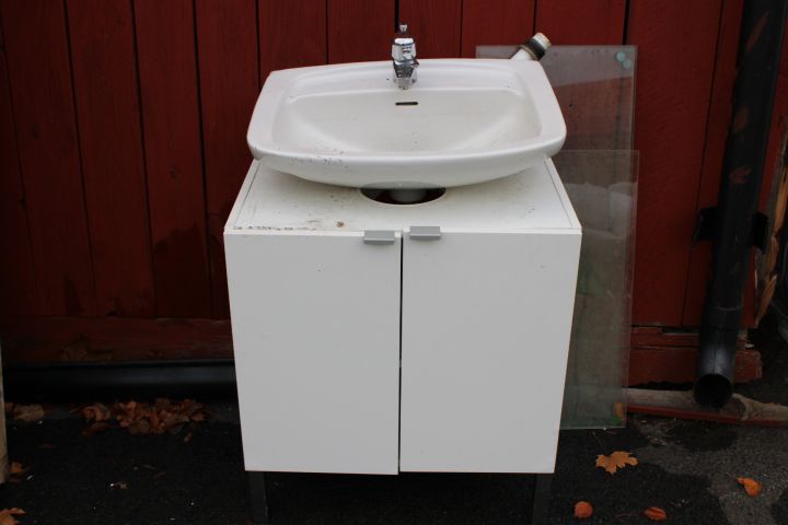 794561-1 Sink with Mora mixer and chest of drawers