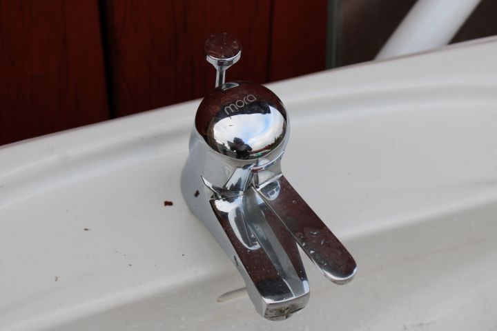 794561-4 Sink with Mora mixer and chest of drawers