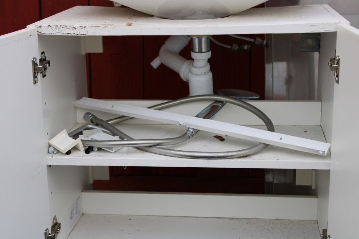 794561-6 Sink with Mora mixer and chest of drawers