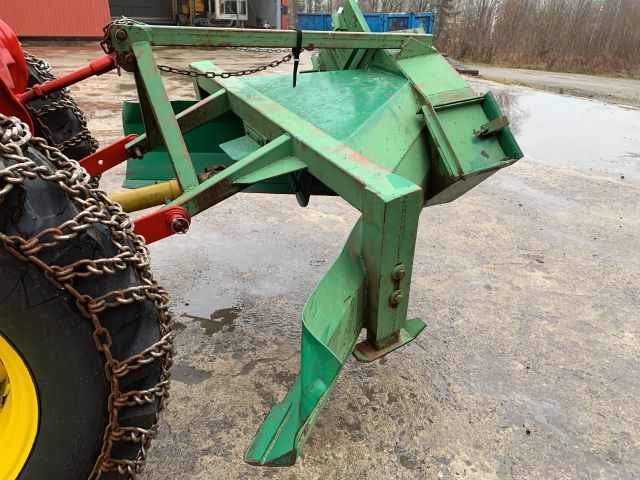 809600-7 Veteran tractor with front loader and snow thrower David Brown 880 -1964