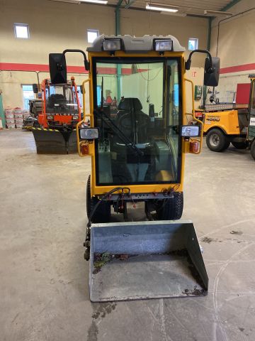 827945-2 UPDATED DRIVING HOURS! Utility carrier Stiga Titan 32H (-2010) with accessories
