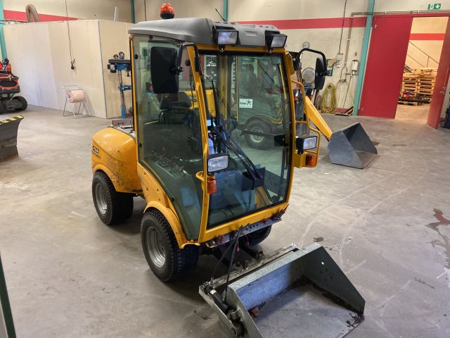 827945-3 UPDATED DRIVING HOURS! Utility carrier Stiga Titan 32H (-2010) with accessories