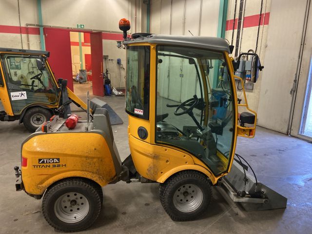 827945-4 UPDATED DRIVING HOURS! Utility carrier Stiga Titan 32H (-2010) with accessories
