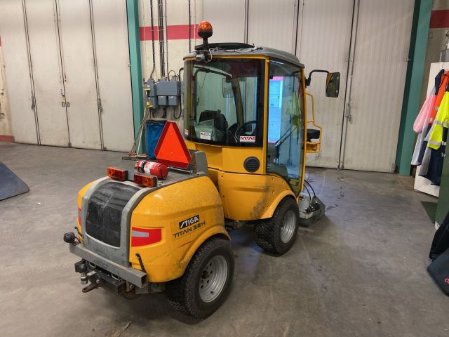 827945-5 UPDATED DRIVING HOURS! Utility carrier Stiga Titan 32H (-2010) with accessories