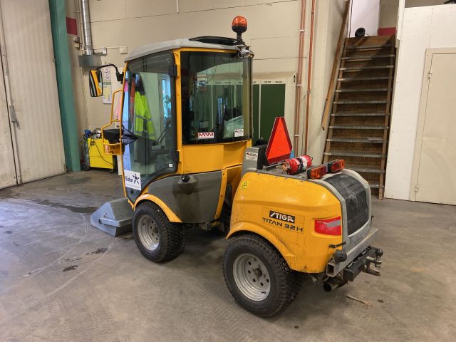 827945-7 UPDATED DRIVING HOURS! Utility carrier Stiga Titan 32H (-2010) with accessories