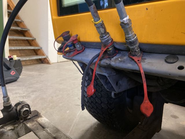 827945-16 UPDATED DRIVING HOURS! Utility carrier Stiga Titan 32H (-2010) with accessories