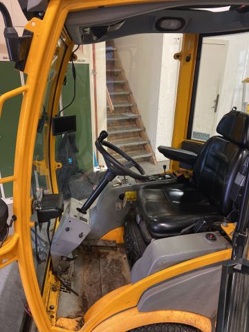 827945-20 UPDATED DRIVING HOURS! Utility carrier Stiga Titan 32H (-2010) with accessories