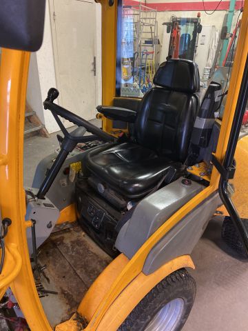 827945-21 UPDATED DRIVING HOURS! Utility carrier Stiga Titan 32H (-2010) with accessories