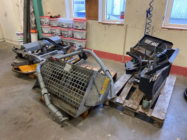 827945-34 UPDATED DRIVING HOURS! Utility carrier Stiga Titan 32H (-2010) with accessories
