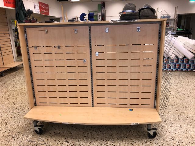 830832-1 Utförsäljning butiksinredning Multioutlet