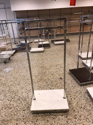 830832-21 Utförsäljning butiksinredning Multioutlet