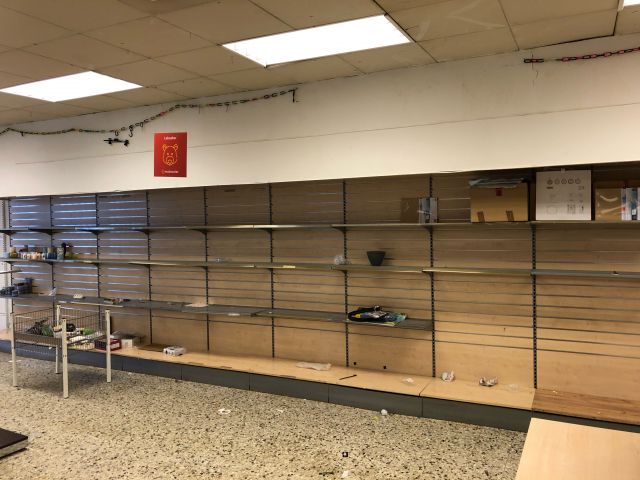 830832-3 Utförsäljning butiksinredning Multioutlet