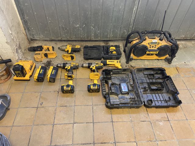 827973-1 DeWalt power tools, 7 pieces