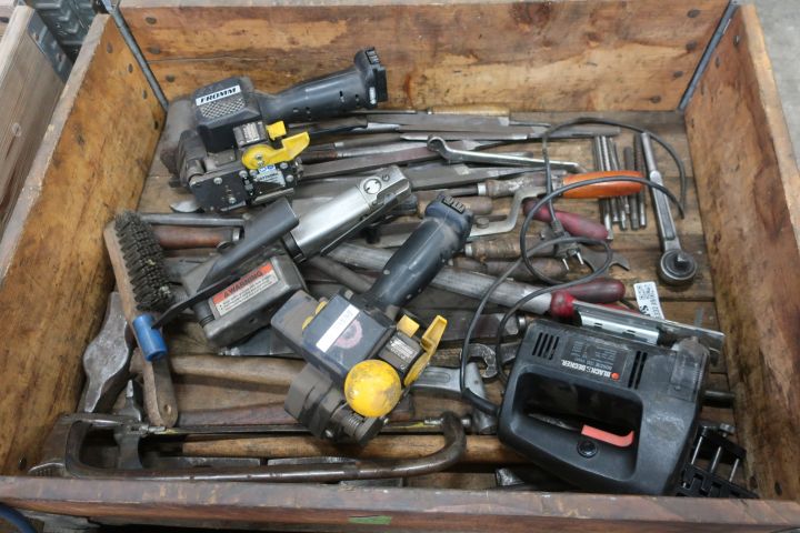 833299-1 Stool with miscellaneous for workshop - i.a. 2 pcs Fromm tensioners, tools etc.