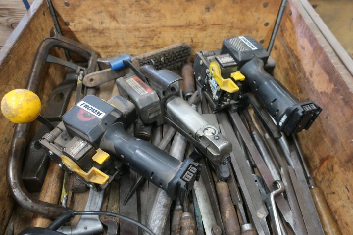 833299-2 Stool with miscellaneous for workshop - i.a. 2 pcs Fromm tensioners, tools etc.