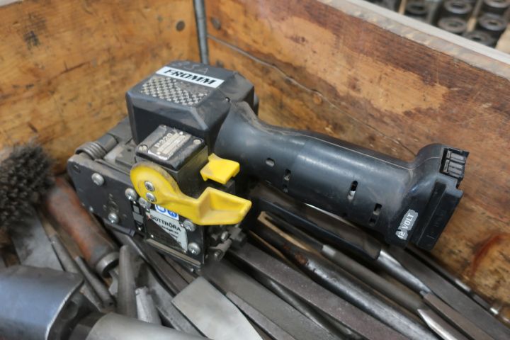 833299-3 Stool with miscellaneous for workshop - i.a. 2 pcs Fromm tensioners, tools etc.