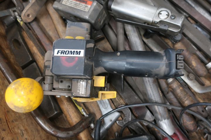 833299-5 Stool with miscellaneous for workshop - i.a. 2 pcs Fromm tensioners, tools etc.