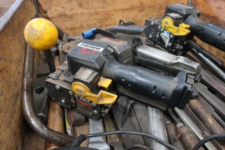 833299-6 Stool with miscellaneous for workshop - i.a. 2 pcs Fromm tensioners, tools etc.