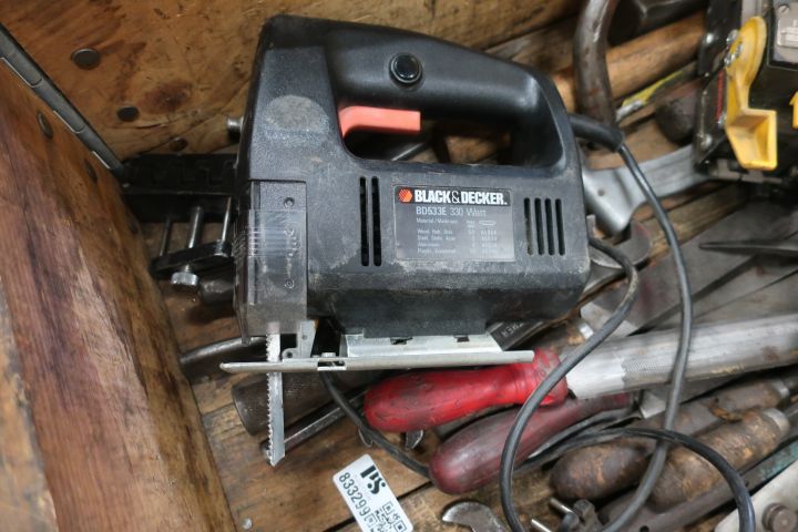 833299-7 Stool with miscellaneous for workshop - i.a. 2 pcs Fromm tensioners, tools etc.