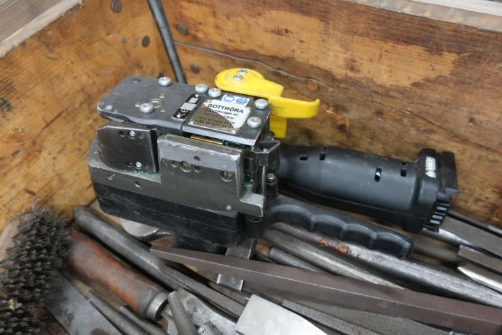 833299-8 Stool with miscellaneous for workshop - i.a. 2 pcs Fromm tensioners, tools etc.