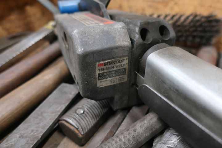 833299-10 Stool with miscellaneous for workshop - i.a. 2 pcs Fromm tensioners, tools etc.