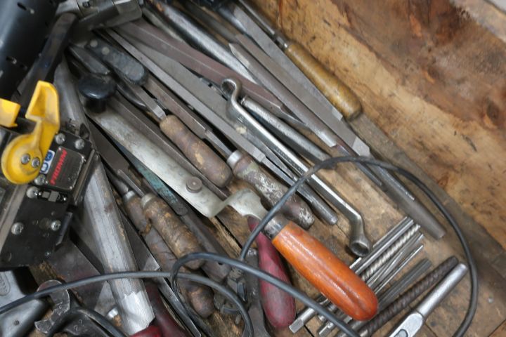 833299-12 Stool with miscellaneous for workshop - i.a. 2 pcs Fromm tensioners, tools etc.