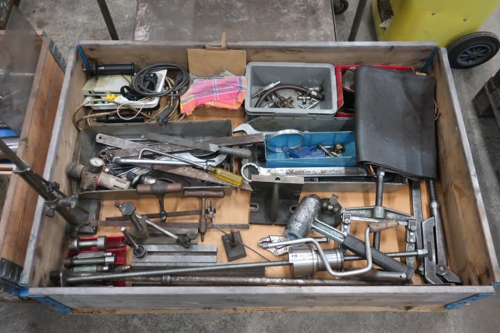 833304-1 Stool with miscellaneous for workshop puller, angle shelf, tools etc.