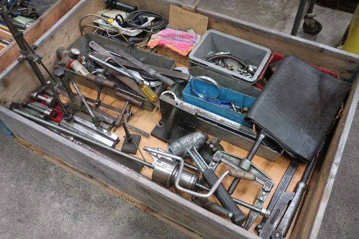 833304-2 Stool with miscellaneous for workshop puller, angle shelf, tools etc.