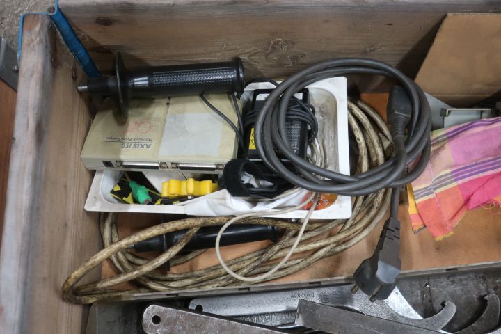 833304-3 Stool with miscellaneous for workshop puller, angle shelf, tools etc.