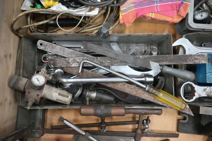 833304-4 Stool with miscellaneous for workshop puller, angle shelf, tools etc.