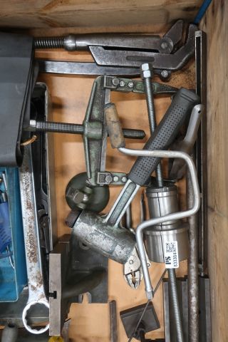 833304-6 Stool with miscellaneous for workshop puller, angle shelf, tools etc.