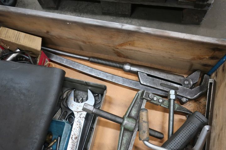 833304-8 Stool with miscellaneous for workshop puller, angle shelf, tools etc.