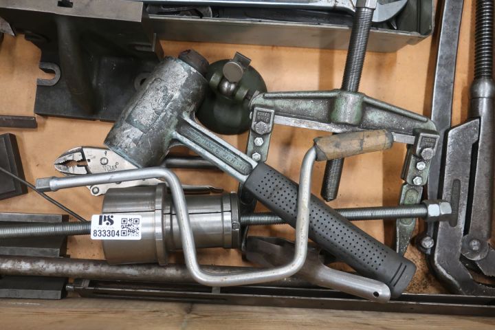 833304-9 Stool with miscellaneous for workshop puller, angle shelf, tools etc.