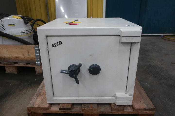 833352-1 Safe, Hadak