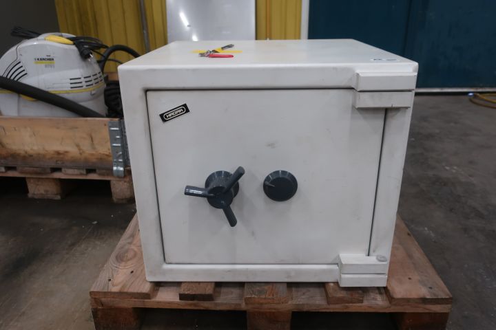 833352-2 Safe, Hadak