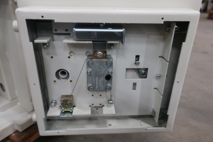 833352-6 Safe, Hadak