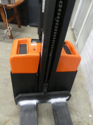 836199-4 Electric industrial truck BT HWE 100